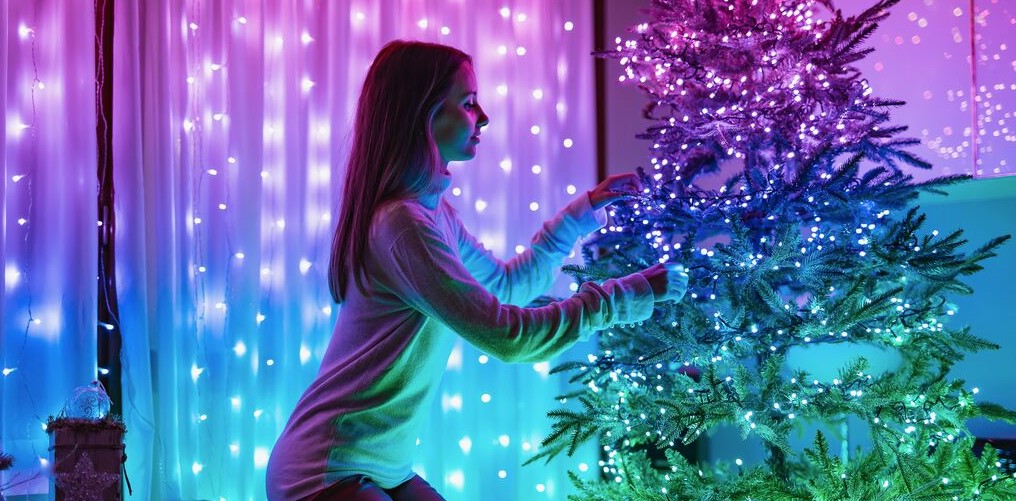 Des guirlandes connectées Nanoleaf sur et sous votre sapin à Noël