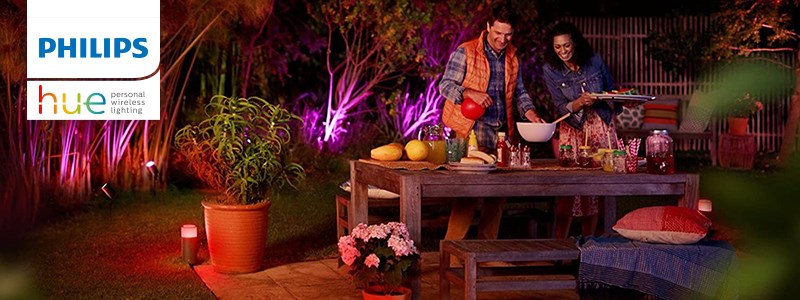 Changez l'aspect de votre jardin avec le luminaire d'extérieur Philips Hue.