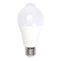 Ampoule LED avec détecteur de mouvement et capteur crépusculaire A60 E27/9W/230V 6500K - Aigostar