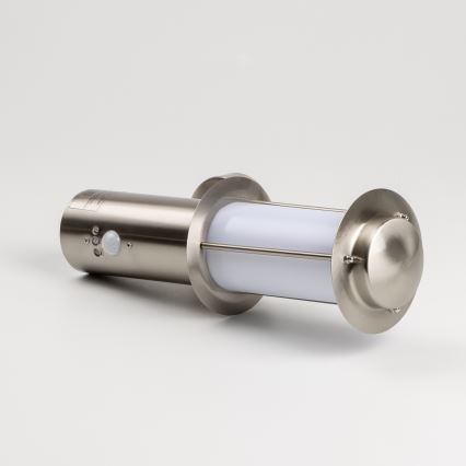 Applique murale extérieure LED avec détecteur de mouvement 1xE27/4,9W/230V IP44 chrome mat