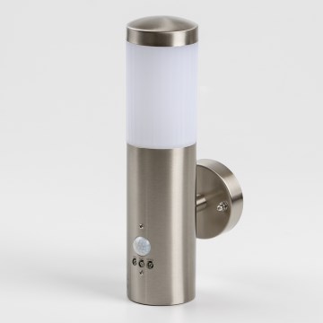 Applique murale LED d'extérieur avec détecteur de mouvement 1xGU10/5W/230V IP44 chrome mat