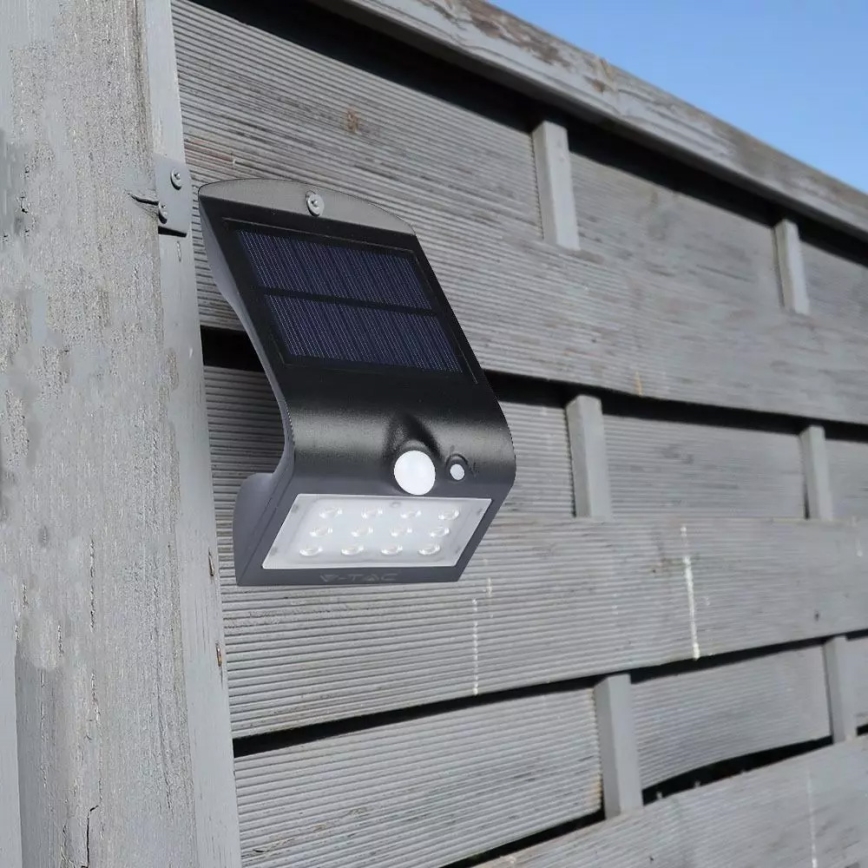 Applique murale solaire avec détecteur LED/1.5W/3,7V IP65 1200 mAh