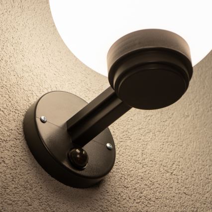 Brilagi - Applique murale extérieure HARBOR avec détecteur de mouvement 1xE27/40W/230V IP33 noir/blanc