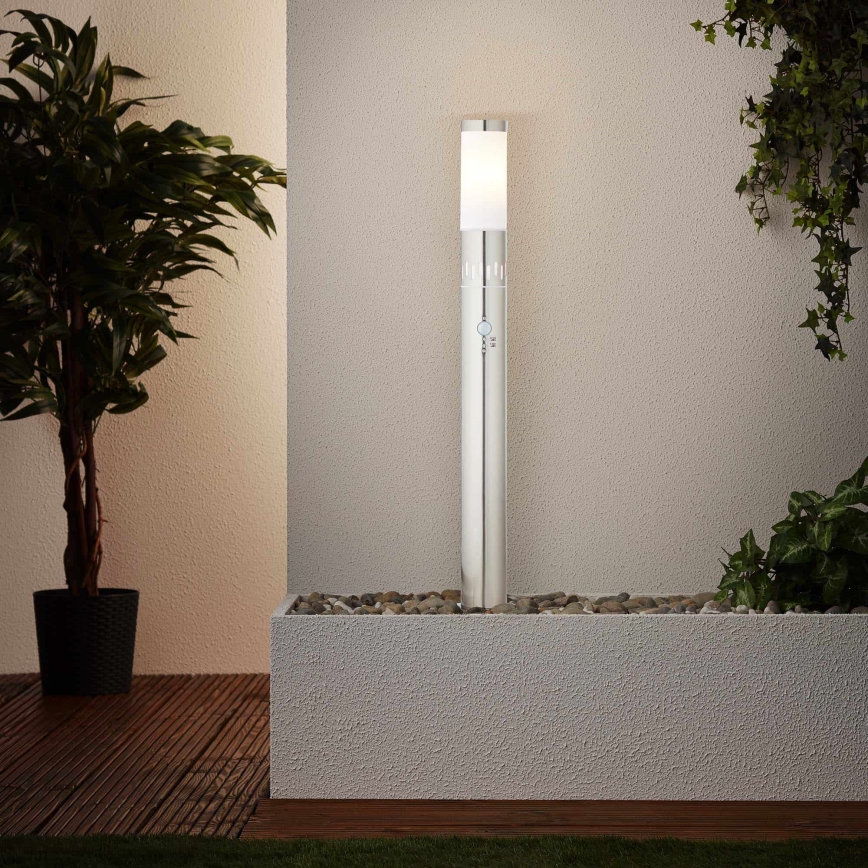 Brilliant - Lampe extérieure avec détecteur LEIGH LED/0,9W/230V + 1xE27/11W 80 cm IP44 chrome brillant