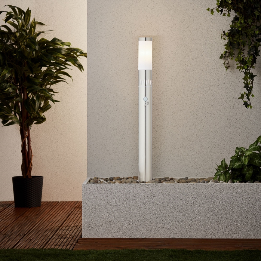 Brilliant - Lampe extérieure avec détecteur LEIGH LED/0,9W/230V + 1xE27/11W 80 cm IP44 chrome brillant