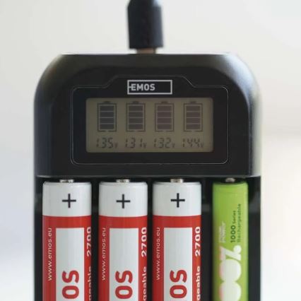 Chargeur de piles avec écran LCD 4xAA/AAA 5V