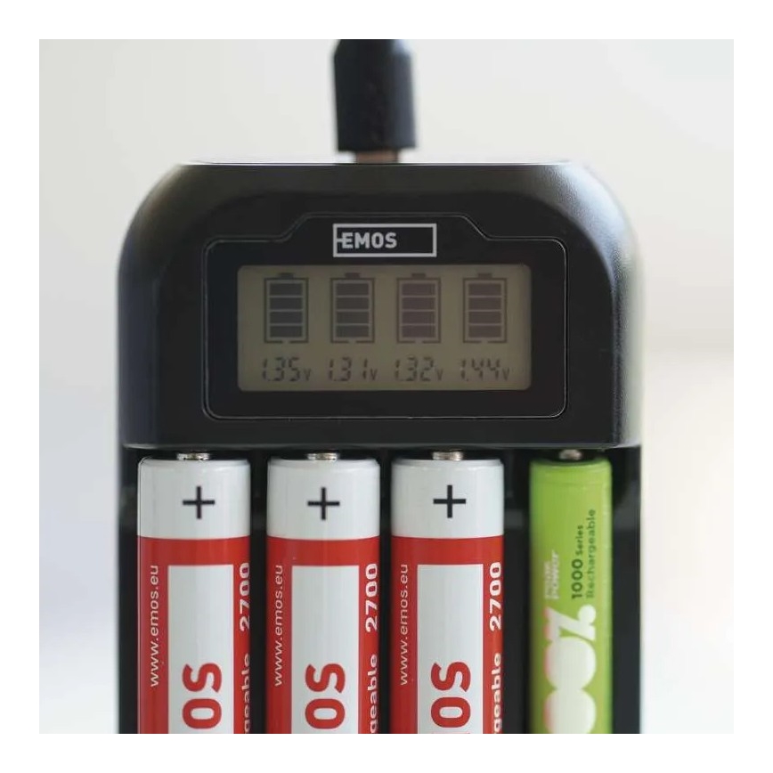 Chargeur de piles avec écran LCD 4xAA/AAA 5V