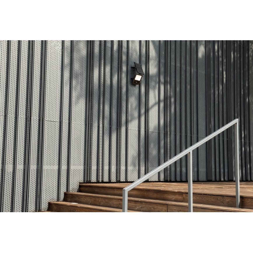 Projecteur à intensité variable avec panneau solaire et détecteur crépusculaire LED/10W/10000 mAh 3,2V IP65 + télécommande