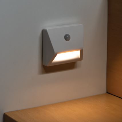 Luminaire encastrable LED avec détecteur de mouvement et capteur crépusculaire IRS LED/0,3W/3xAAA IP54 blanc