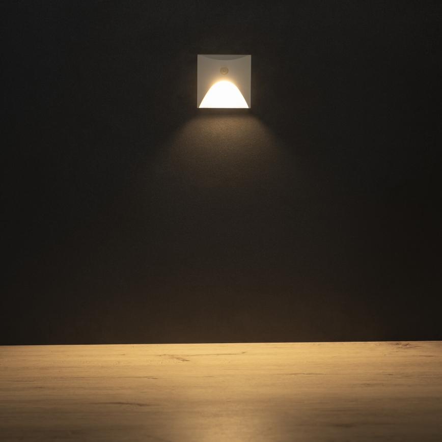 Applique LED pour escalier avec détecteur de mouvement et capteur crépusculaire EXIN LED/2,5W/230V 3000K IP65 blanche carrée