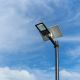 Lampadaire solaire à intensité variable LED/50W/6,4V 4000K IP65 + télécommande