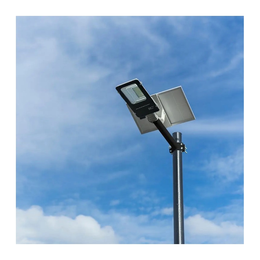 Lampadaire solaire à intensité variable LED/50W/6,4V 6000K IP65 50000 mAh + Télécommande