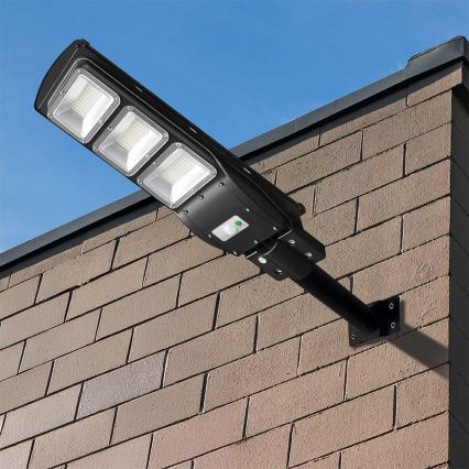 Lampe solaire LED d'extérieur dimmable avec capteur de mouvement et crépuscule LED/12W/3,2V 6000K IP65 10000 mAh noire + télécommande