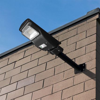 Lampe solaire de rue LED dimmable avec capteur de mouvement et crépuscule LED/6W/3,2V 6000K IP65 5000 mAh noire + télécommande