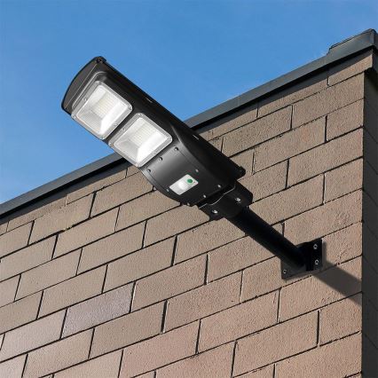 LED Lampe solaire à intensité variable avec détecteur de mouvement et de crépuscule LED/8W/3,2V 6000K IP65 9000 mAh noir + Télécommande