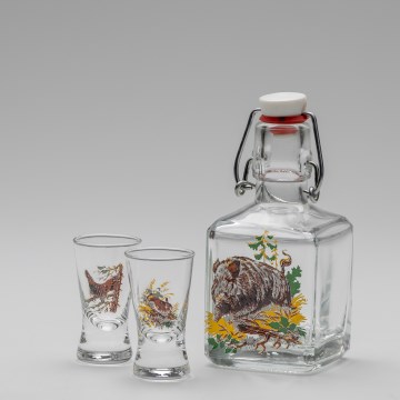 Lot 1x bouteille en verre et 2x verre à shot transparent avec un motif de sanglier