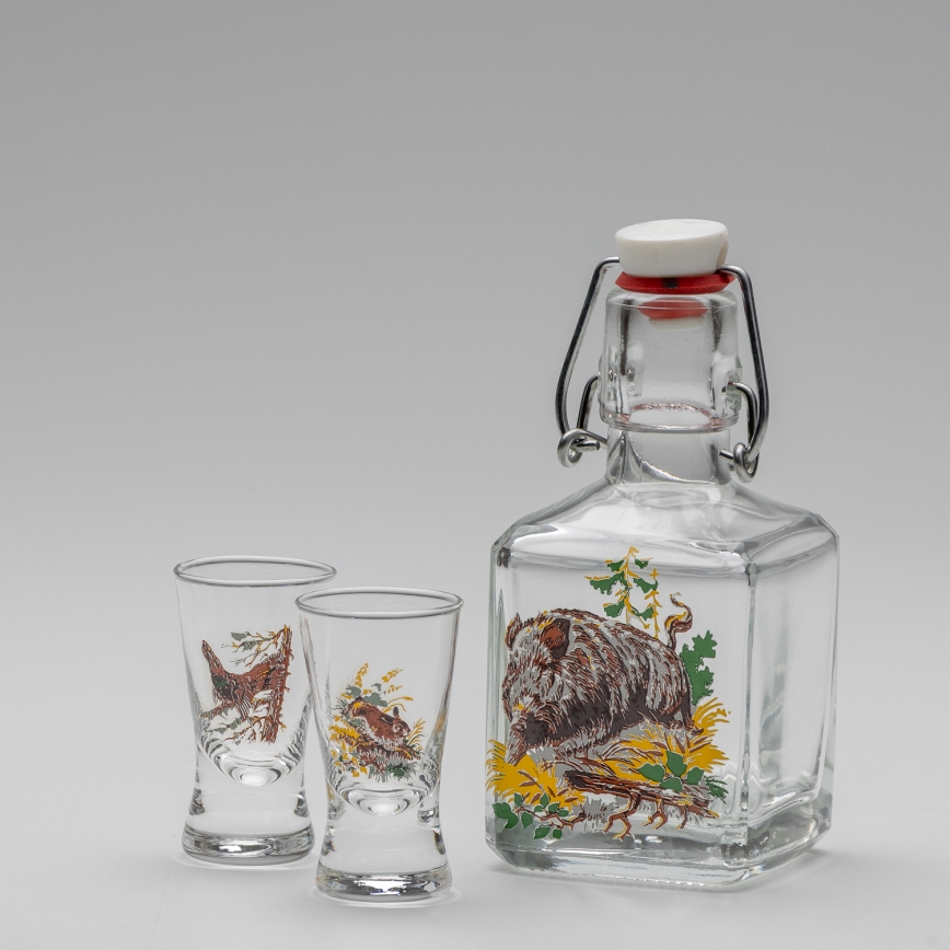 Lot 1x bouteille en verre et 2x verre à shot transparent avec un motif de sanglier