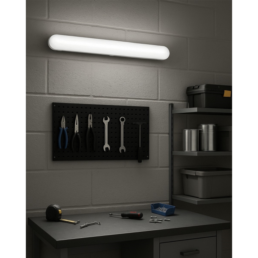 Luminaire tubulaire LED technique 18 W, 230 V, 4200 K, 60 cm, IP65