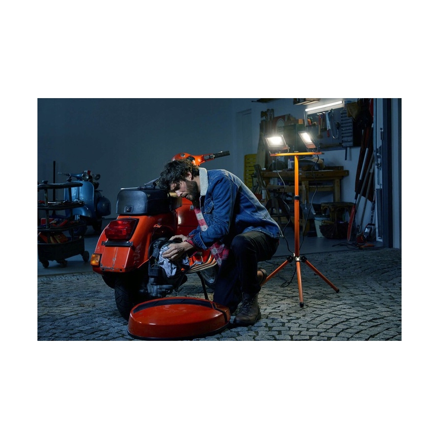 Projecteur sur pied 2xLED/50W/230V IP65