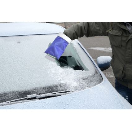 Racloir de voiture avec un gant bleu