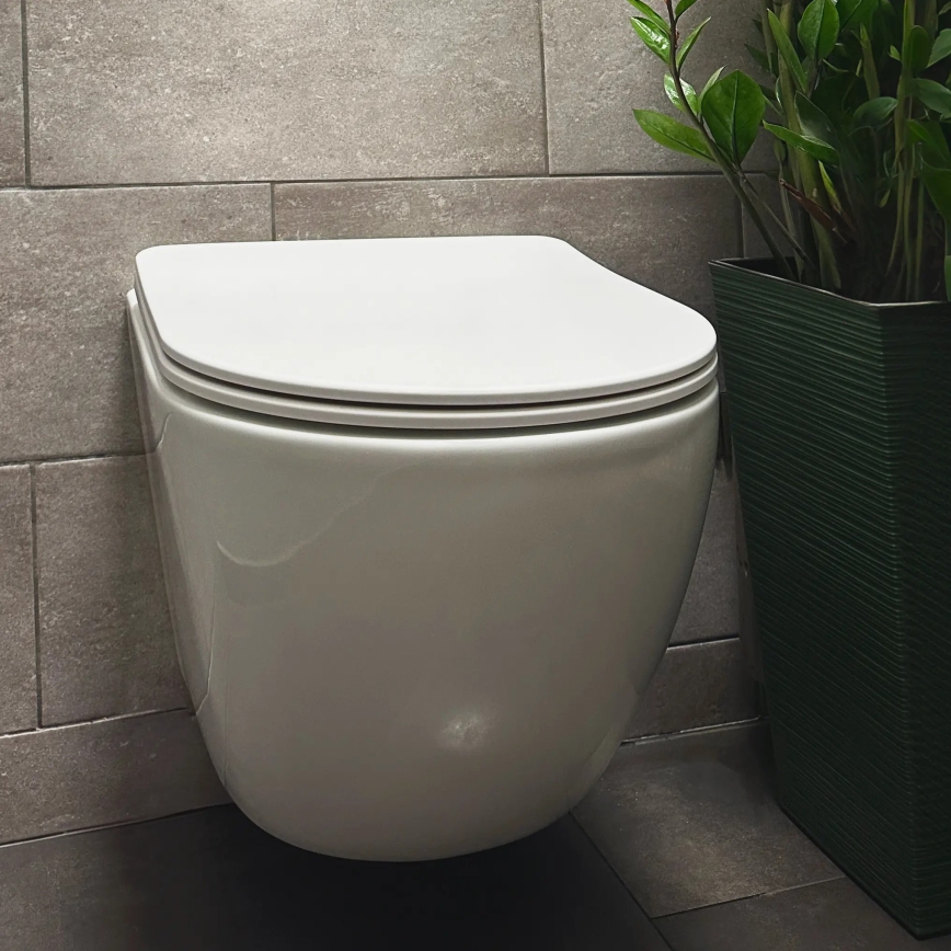 REA-C1259 - WC suspendu CARLO MINI TORNADO RIMLESS avec abattant, en céramique finition blanc brillant