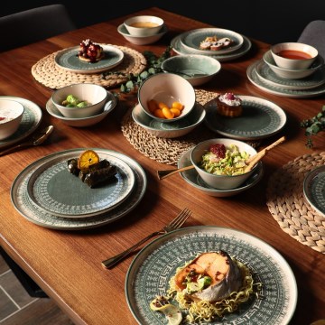 Service de table 24 pièces en grès, beige et vert