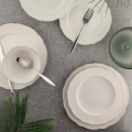 Service de table 26 pièces en porcelaine — blanc, argenté et ivoire