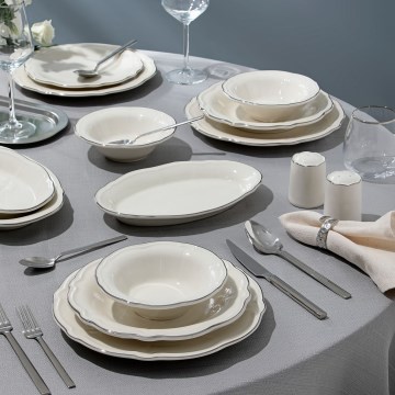Service de table 53 pièces en porcelaine blanche, accents argentés