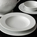 Service de table 53 pièces en porcelaine blanche