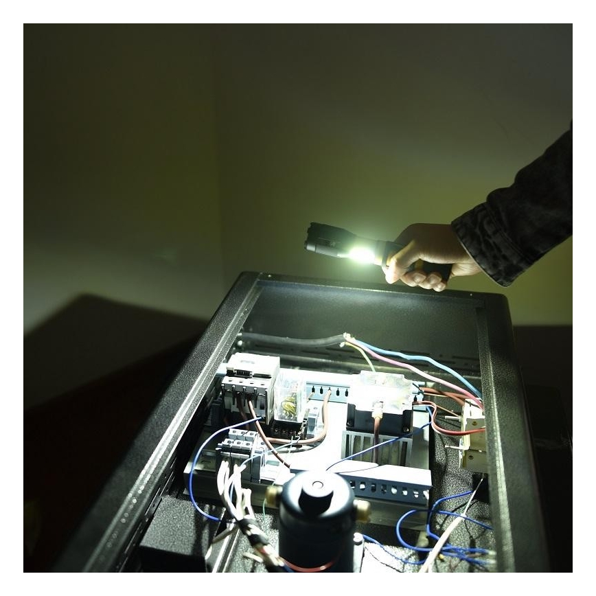 Torche LED LED/5W/3xAAA